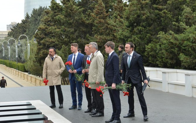 Almaniya parlament nümayəndə heyəti Şəhidlər xiyabanını ziyarət edib - FOTO