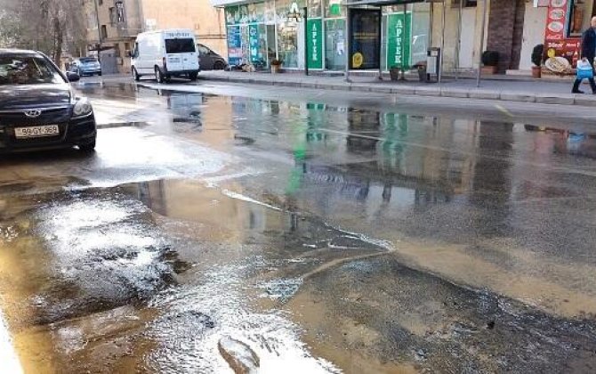 В Насиминском районе Баку затопило улицу