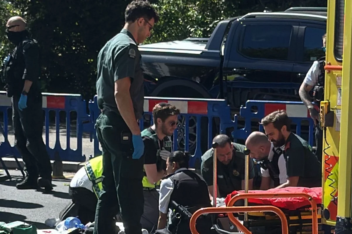 Londonda sinaqoqun qarşısında bıçaqlı hücum edildi