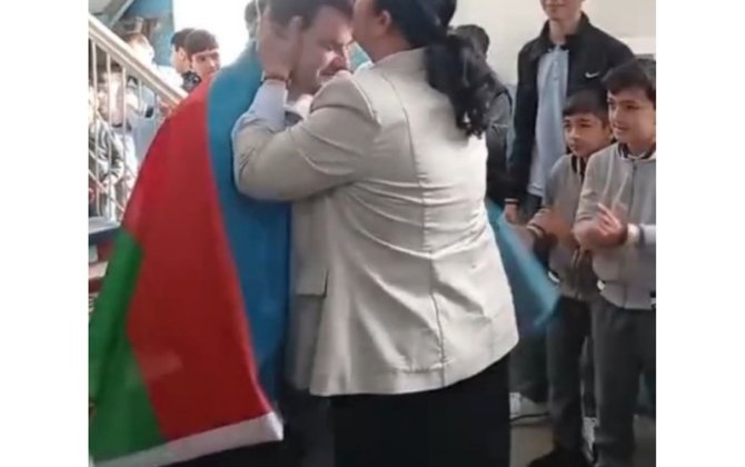 Müəllimlər və şagirdlər müəllimi əsgər YOLA SALDILAR - VİDEO