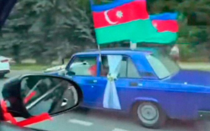 Rusiyada Azərbaycan bayraqlarıyla avtomobil sürən Şamil 