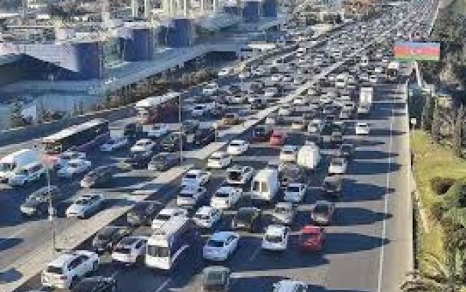 На ряде улиц и проспектов Баку затруднено движение транспорта