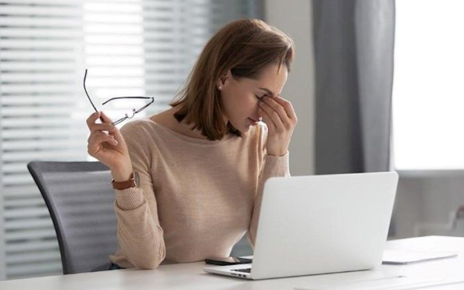 Kompüterdə işləyənlər üçün göz xəstəlikləri riski: Quru göz sindromu və miopiyadan necə qorunmalı?