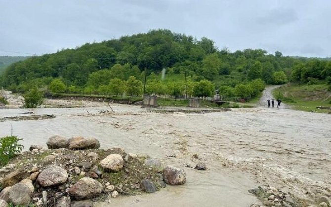 İsmayıllıda sel suları yolu dağıtdı