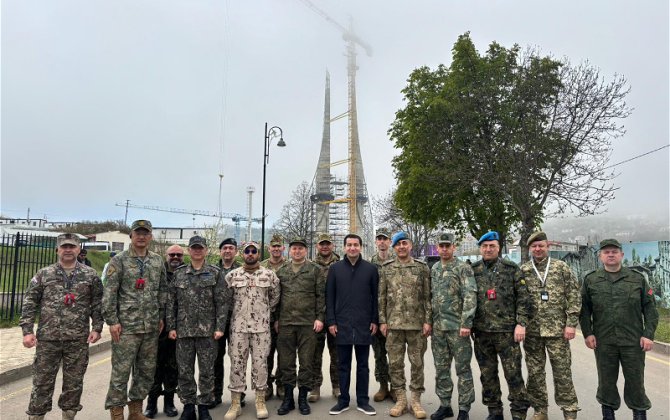 Помощник президента Азербайджана поделился фото с военными атташе в Шуше