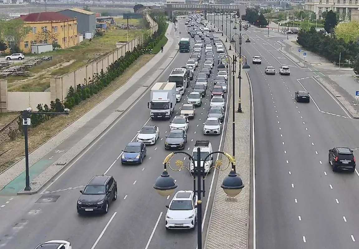 Paytaxtın bir sıra küçələrində sıxlıq müşahidə olunur