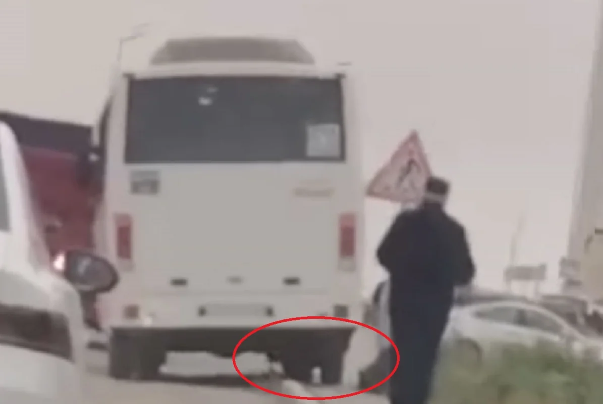 Xırdalanda avtobus səki ilə hərəkət etdi - VİDEO