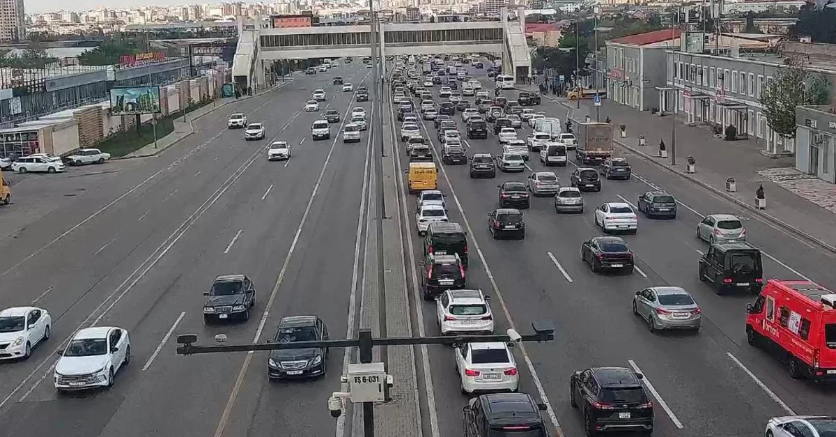 Bakının bir sıra yollarında sıxlıq var - SİYAHI