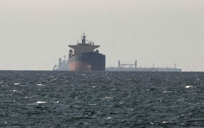 СМИ: Коммерческое судно подверглось обстрелу недалеко от Дубая