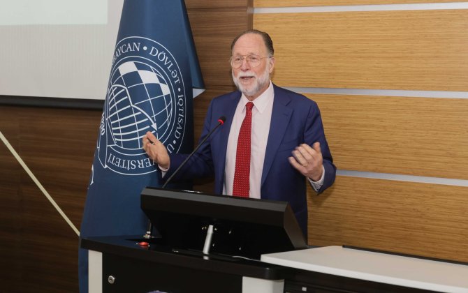 Harvard Universitetinin Growth Lab Mərkəzinin təsisçisi və direktoru UNEC-də təqdimatla çıxış edib - FOTO