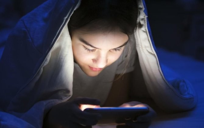 “Smartfonlar yuxumuzu oğurlayır” – XƏBƏRDARLIQ