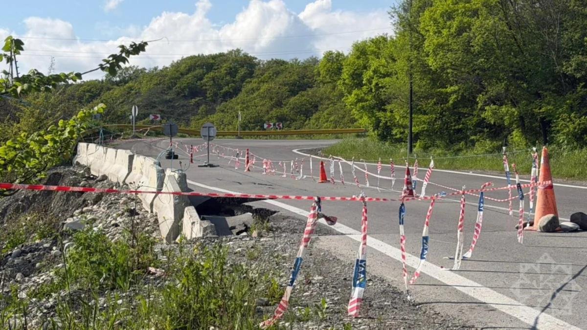 Ağsu dolaylarında TORPAQ SÜRÜŞMƏSİ: Yol qismən BAĞLANDI - FOTO