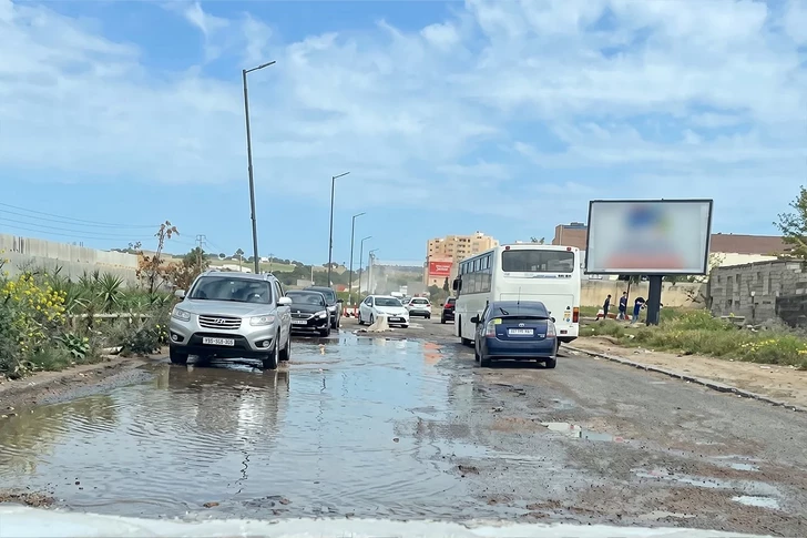 Глубокие ямы на дорогах Хырдалана вызвали волну возмущения среди водителей-ВИДЕО