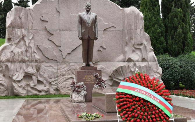 Dövlət və hökumət rəsmiləri Ulu Öndər Heydər Əliyevin məzarını ziyarət ediblər