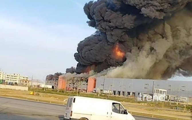 В Баку на складе вспыхнул сильный пожар-(ФОТО/ВИДЕО)