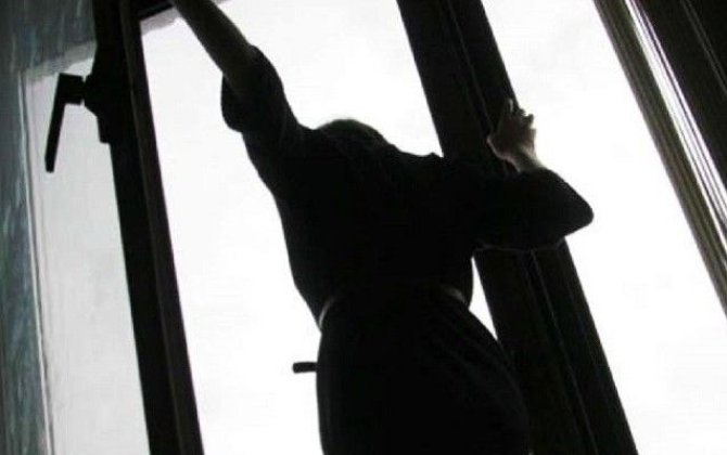 Bakıda gənc qız binadan yıxıldı