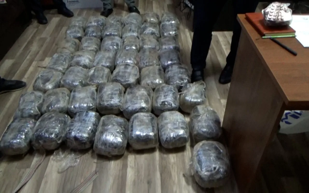 Külli miqdarda narkotiki ölkəyə keçirmək istəyən şəxslərin cinayət işi məhkəməyə göndərilib