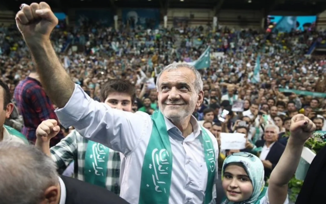 Pezeşkian DÇ-2026-ya yollanacaq futbol üzrə İran yığmasının düşərgəsində olub