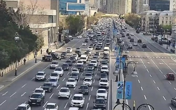 На ряде улиц и проспектов Баку затруднено движение транспорта