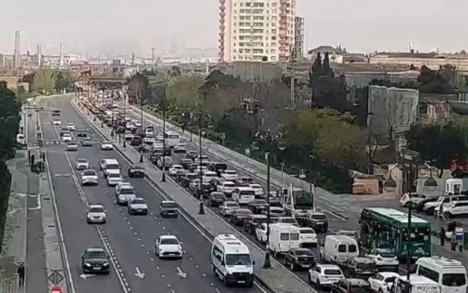 В Баку на некоторых улицах и проспектах наблюдаются пробки