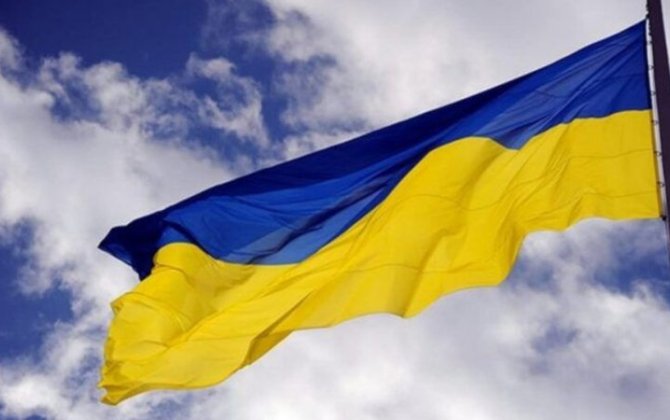 Ukrayna səfirliyi bayraqlarını endirdi