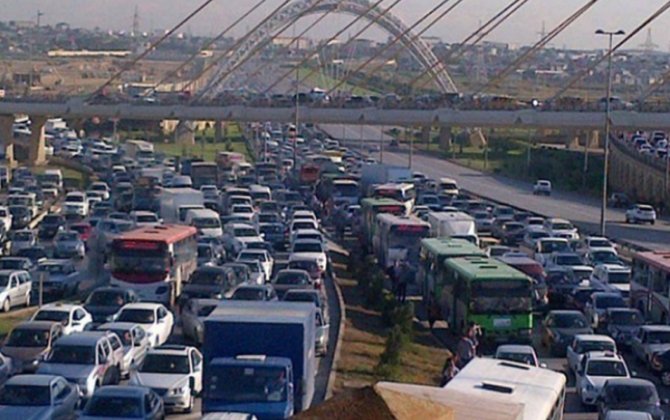 “Tıxacları ancaq yeni yol və tunellərlə həll etmək mümkünsüzdür” - Ekspertin İZAHI