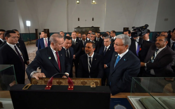 Ərdoğan Əhməd Yəsəvi məqbərəsinə qədim əlyazma Quran bağışlayıb