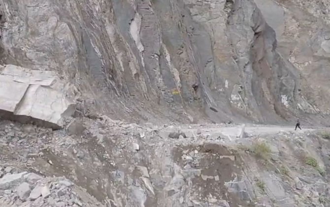 İsmayıllı-Lahıc yolunda uçqun oldu - Hərəkət dayandı - FOTO