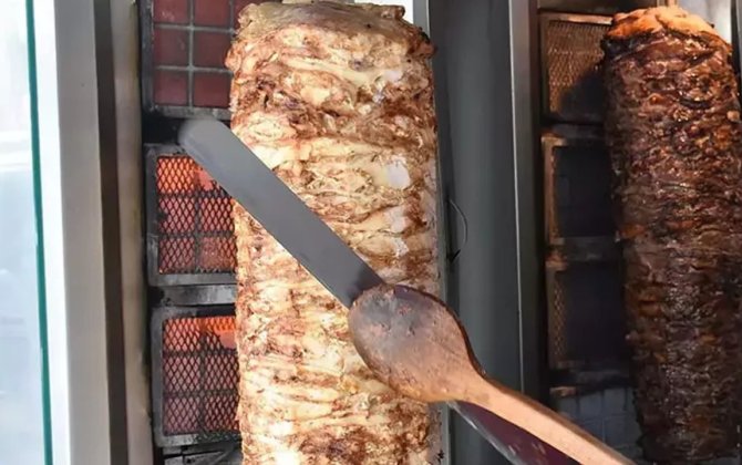 Usta dönərçi toyuq dönərinin yeyilməməsi gərəkən hissəsini açıqladı