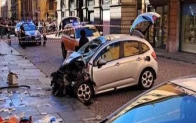 В Италии автомобиль въехал в толпу людей