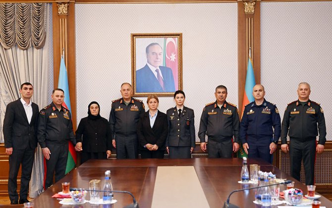 Müdafiə naziri Milli qəhrəmanlarımızın ailələlərinə medallar təqdim etdi - FOTO