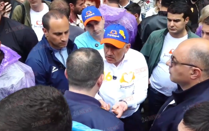 İrəvanda Paşinyanla rastlaşan vətəndaş Bako Saakyan və Araik Arutyunyan haqda nə dedi?..