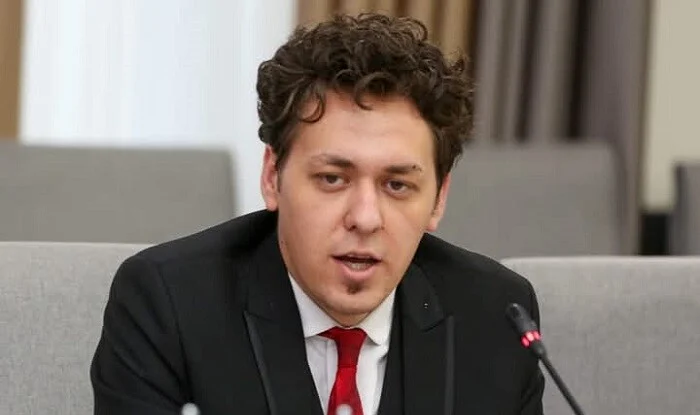 Azərbaycanlı yazıçı Bakıdan deport olundu