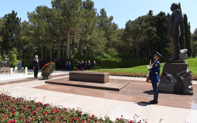 Belarus Milli Assambleyasının Nümayəndələr Palatasının sədri Fəxri xiyabanı və Zəfər parkını ziyarət edib - FOTO