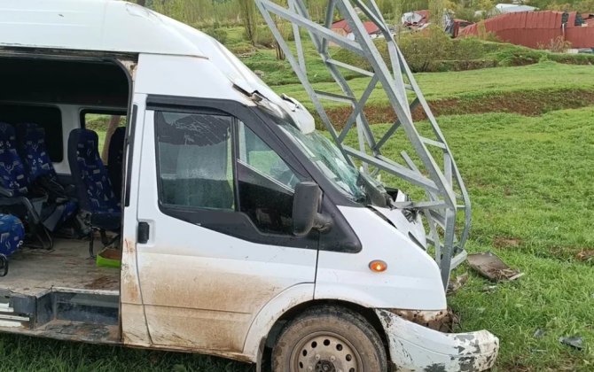 Sərnişin mikroavtobusu qəzaya uğradı - Xəsarət alanlar var