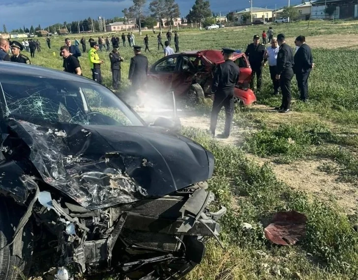 В Азербайджане мужчина протаранил автомобиль супруги и зарезал её-ФОТО