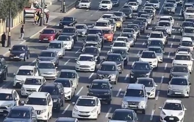 На ряде улиц и проспектов Баку затруднено движение транспорта