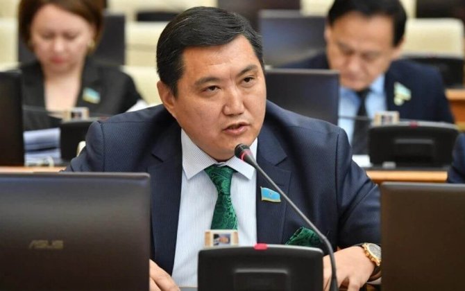 Депутату парламента Казахстана не хватает зарплаты в 1800 долларов на семью