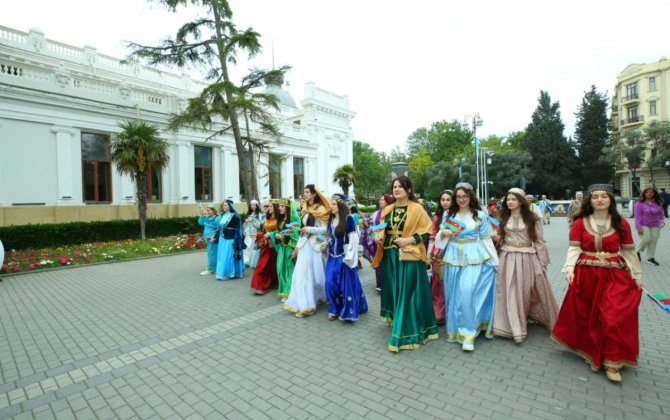 Bakının mərkəzində milli geyimlərdə gəzinti-yürüş təşkil olunub - FOTO