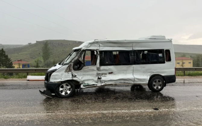 Mikroavtobus yük maşını ilə toqquşdu - Yaralılar var