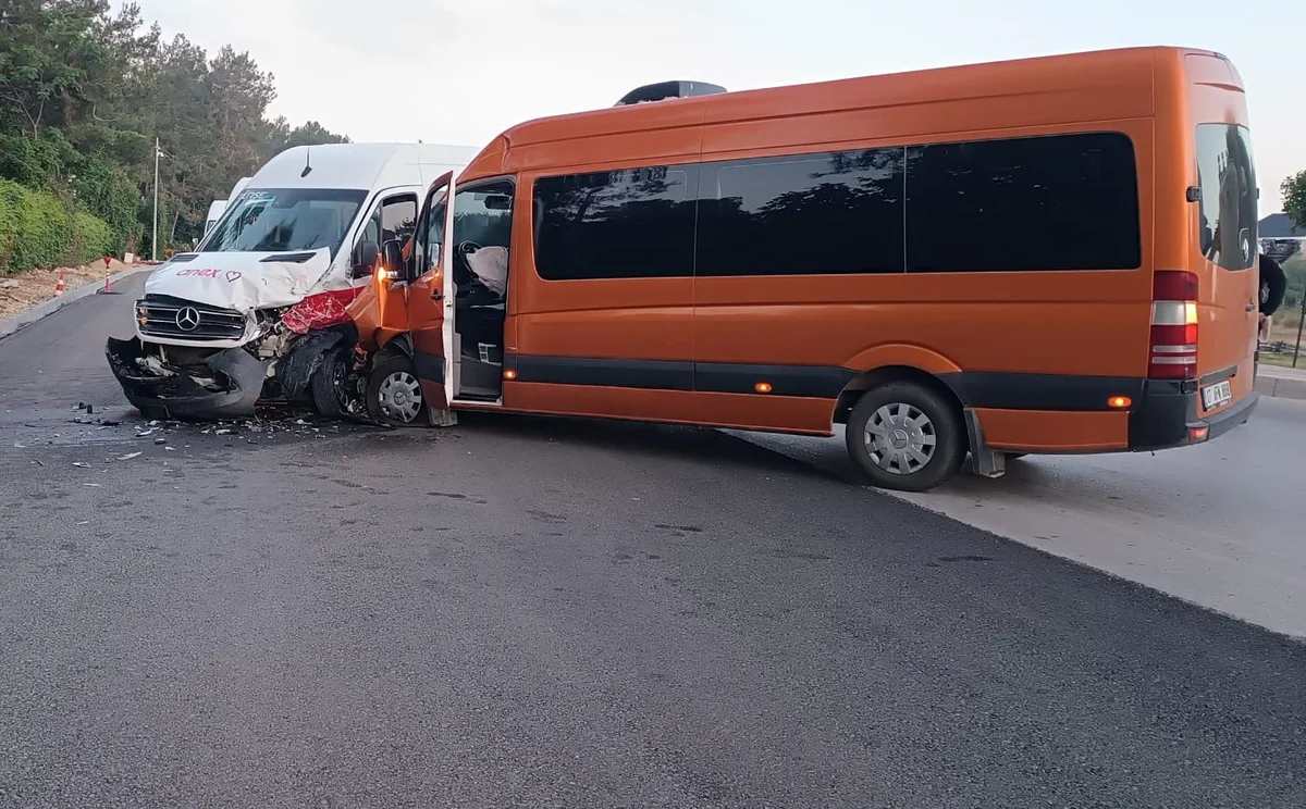 В Анталье столкнулись микроавтобусы с туристами: есть пострадавшие