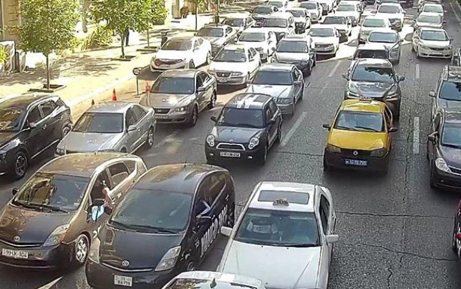 В Баку на некоторых улицах и проспектах наблюдаются пробки