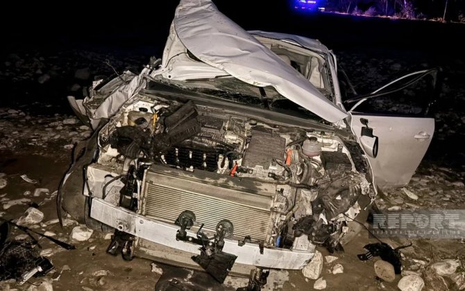 Avtomobil aşaraq çayın yatağına düşdü: 2 nəfər öldü 