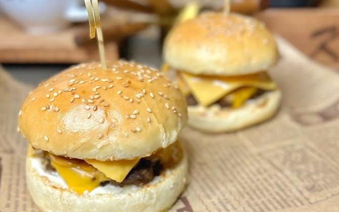 TikTok-da Burger Günü: yaradıcıların təqdimatında dadlı reseptlər toplusu