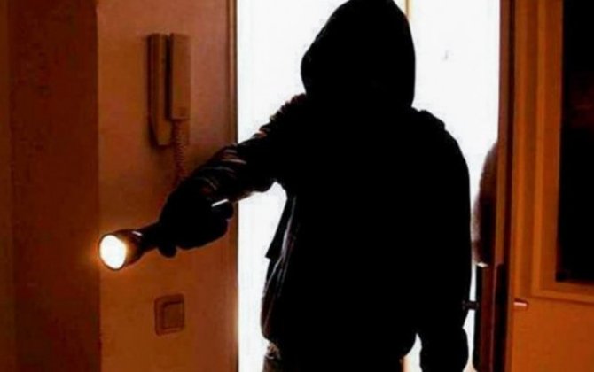 Arvadının əmisinin evinə basqın etdi: Qadının boğazına bıçaq dirədi, sonra özünü eyvandan atdı