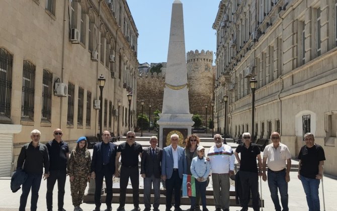 AzVP rəhbərliyi İstiqlal abidəsini ziyarət edib - FOTO