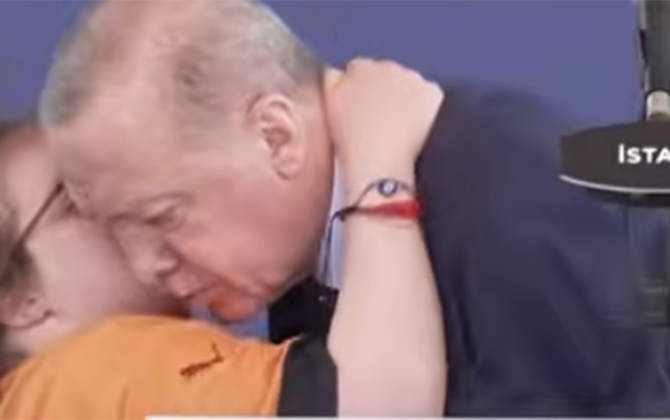 Ərdoğanı elə qucaqladı, hamı ondan danışır - VİDEO