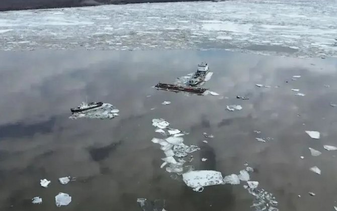 В Якутии 10 судов бесконтрольно дрейфуют по Индигирке из-за обрыва тросов ледоходом