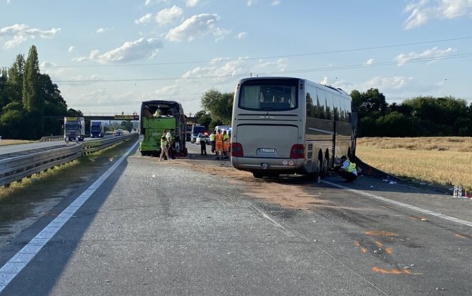 Çexiyada avtobusla minik avtomobili toqquşdu: 10-dan çox yaralı var