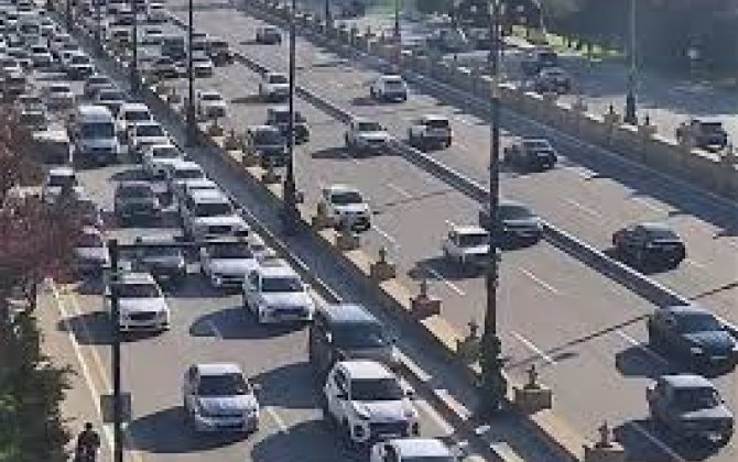В Баку на 12 улицах и проспектах затруднено движение транспорта